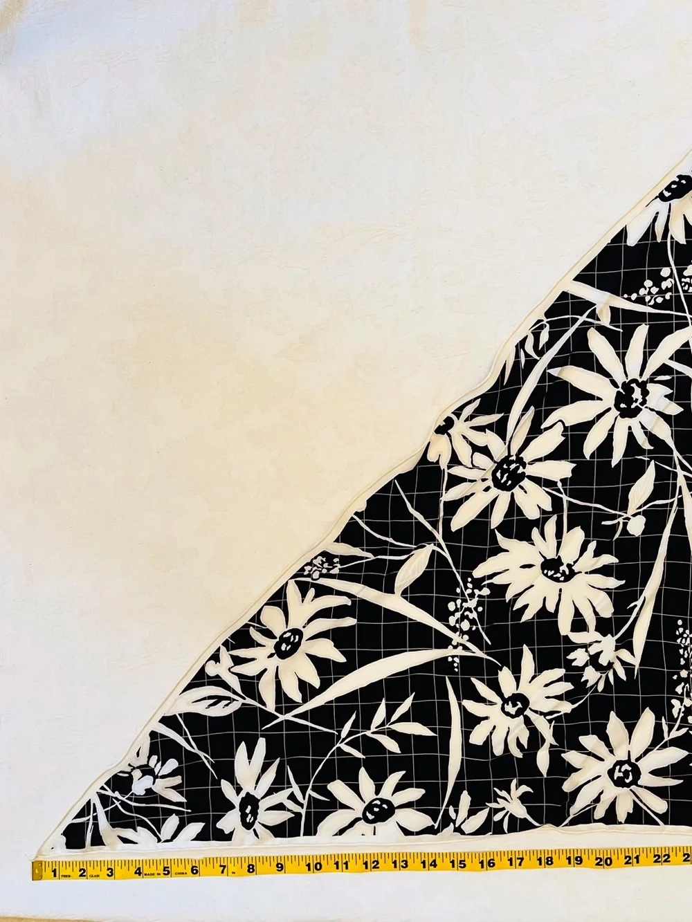 Whimsigoth 1960s triangle head kerchief scarf - black & white daisy rolled hem